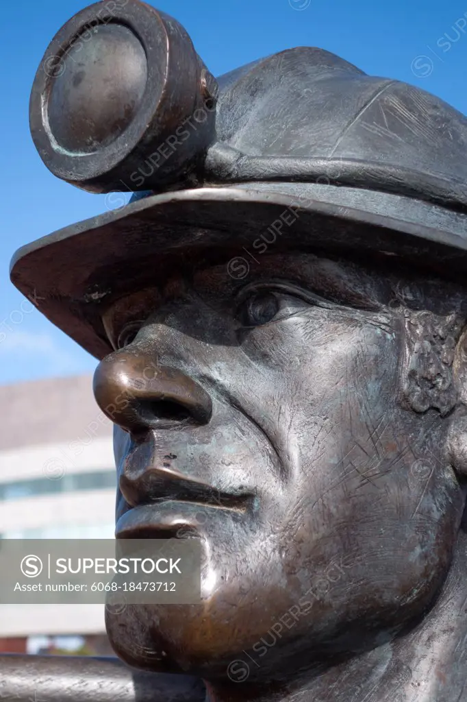 Pit to Port Coal Miner Sculpture Cardiff Bay