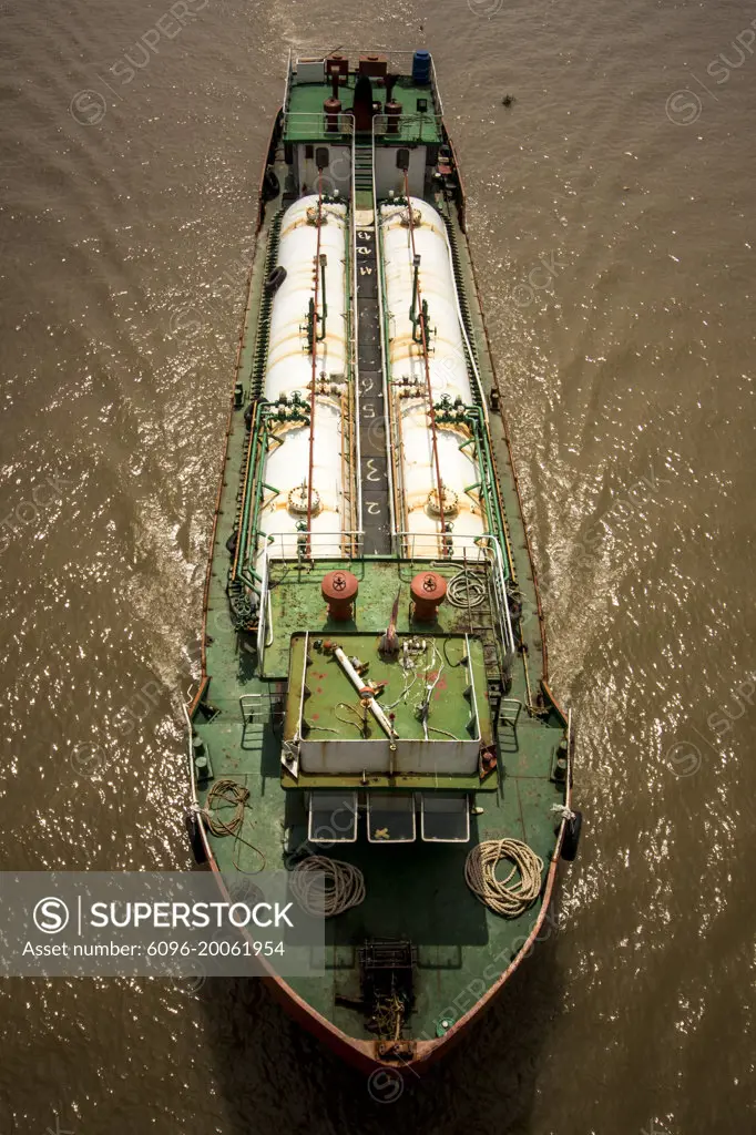 VIETNAM - BOATS ON MEKONG. In Vietnam, in the Mekong Delta, boat seen from above.VIETNAM - DES BATEAUX SUR LE MEKONG. Au Vietnam, dans le delta du Mekong, bateau vu du dessus.