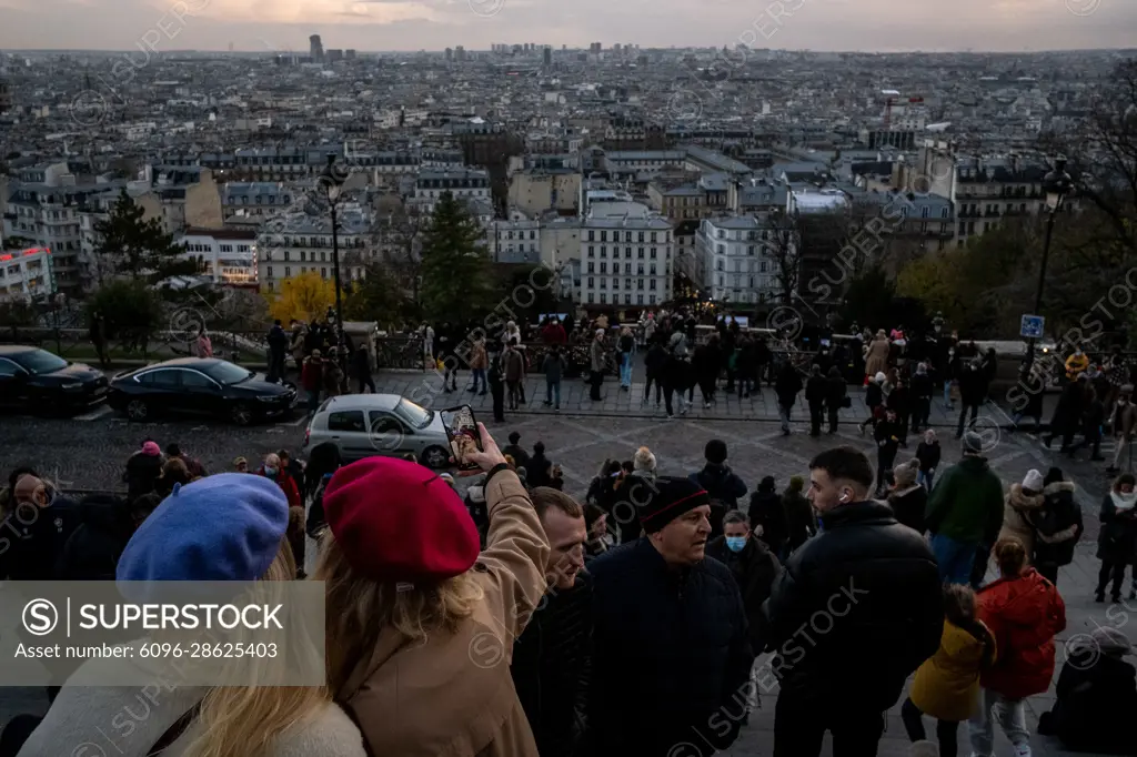 France, Paris, 2021-12-04. Illustration of tourism and daily life in the Greater Paris. Photograph by Martin Bertrand. France, Paris, le 2021-12-04. Illustration de tourisme et de vie quotidienne dans le Grand Paris. Photographie de Martin Bertrand.