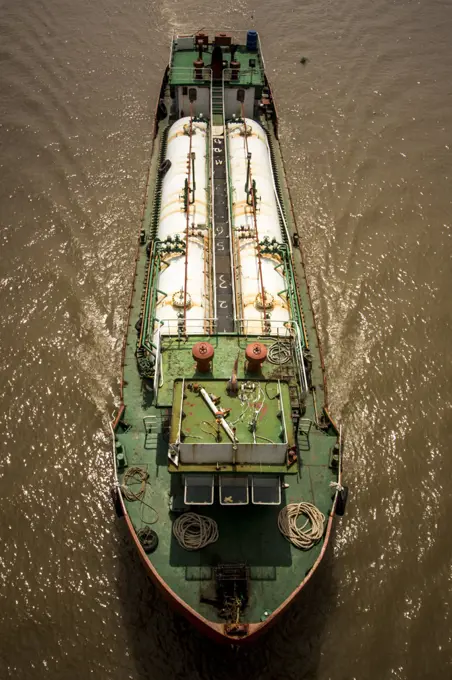 VIETNAM - BOATS ON MEKONG. In Vietnam, in the Mekong Delta, boat seen from above.VIETNAM - DES BATEAUX SUR LE MEKONG. Au Vietnam, dans le delta du Mekong, bateau vu du dessus.