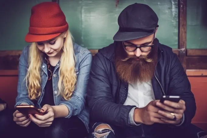 Pareja joven hipster de moda sentada con un teléfono inteligente, en las redes sociales, AI Generative,