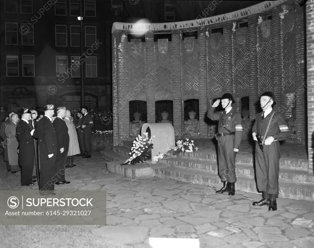 Anefo photo collection. Remembrance Day on May 4 at the National Monument on Dam Square. May 4, 1951. Amsterdam, Noord-Holland