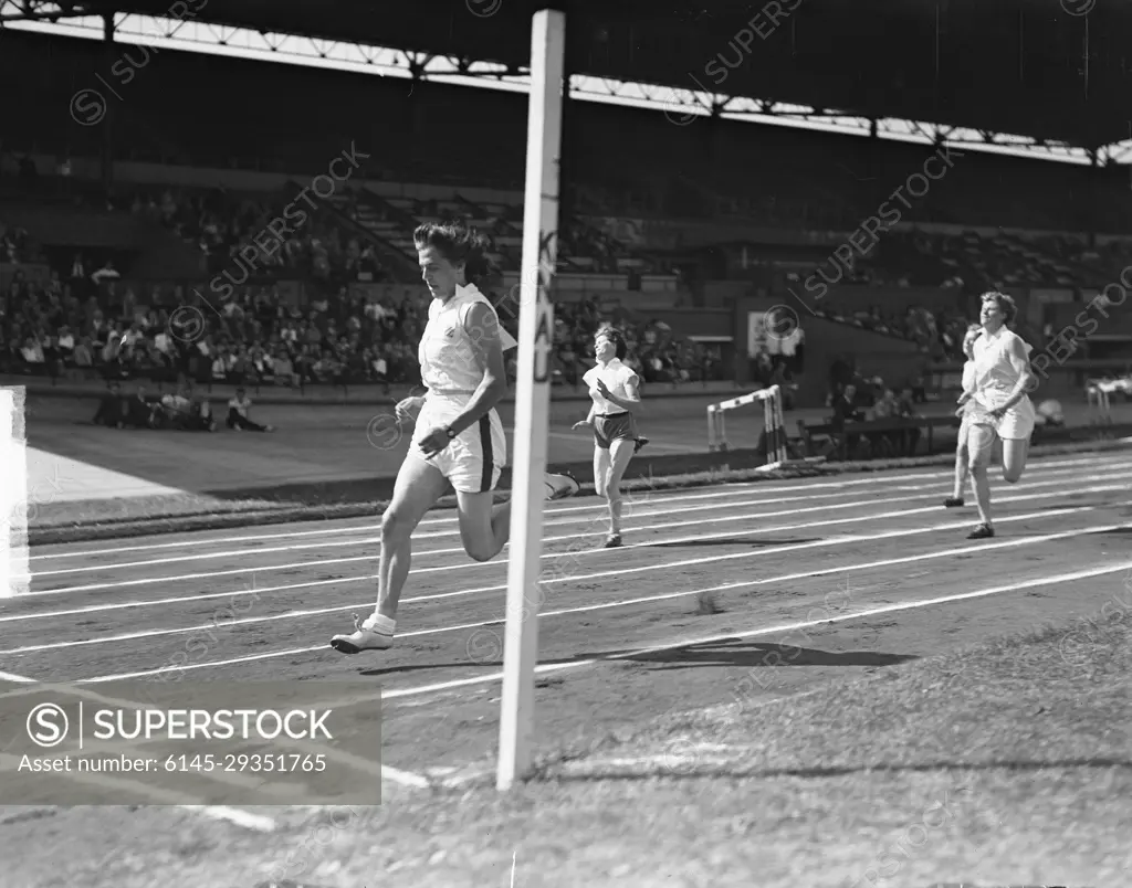 Anefo photo collection. International athletics competition in Olympic Stadium. Foekje Dillema finish. August 14, 1949. Amsterdam, Noord-Holland