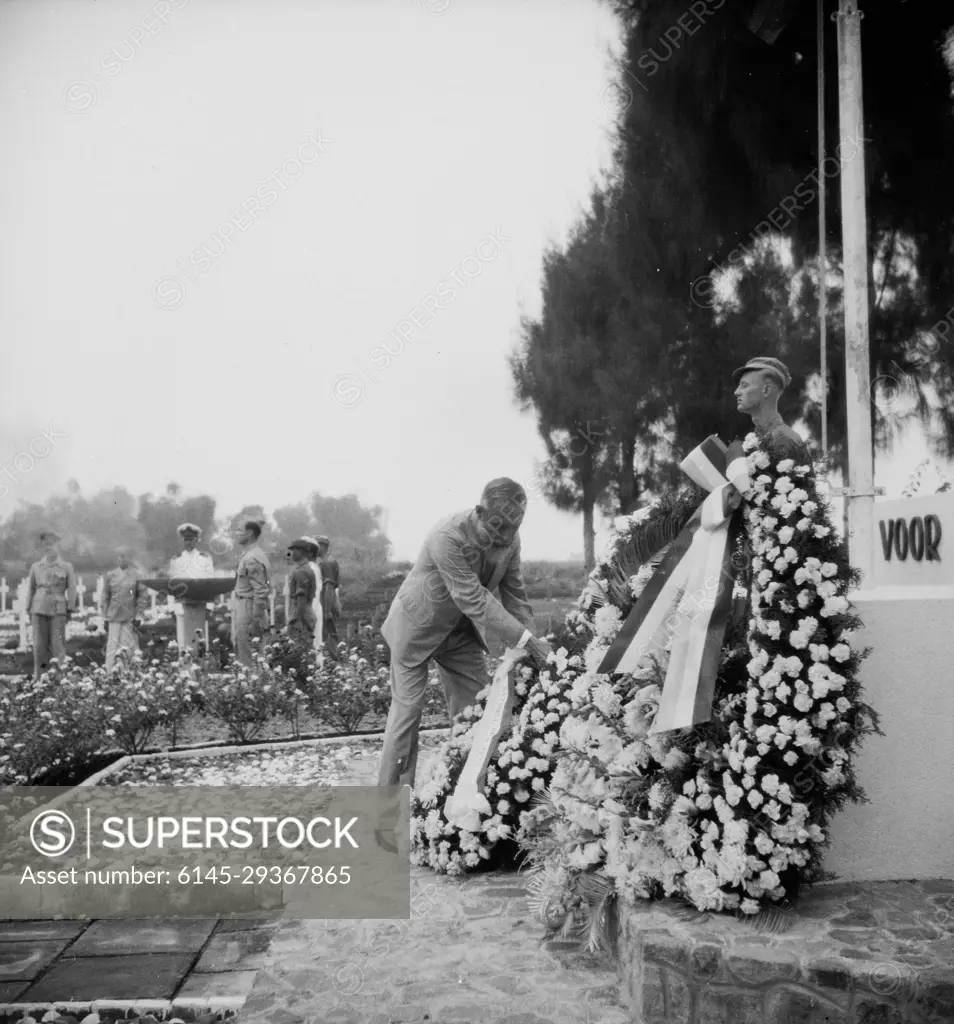 Photo collection Service for army contacts Indonesia. DLC Remembrance delivery worved Surabaya. Remembrance Day on Ereveld Kembang Koening C.O. Van der Plas, Recomba van East Java, lays a wreath. May 4, 1949. Indonesia, Dutch East Indies, Surabaya