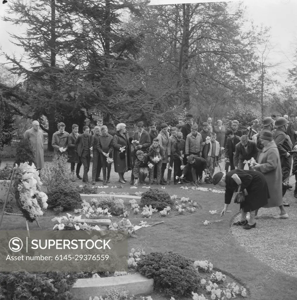 Anefo photo collection. Remembrance Day Eastern Cemetery. May 4, 1962