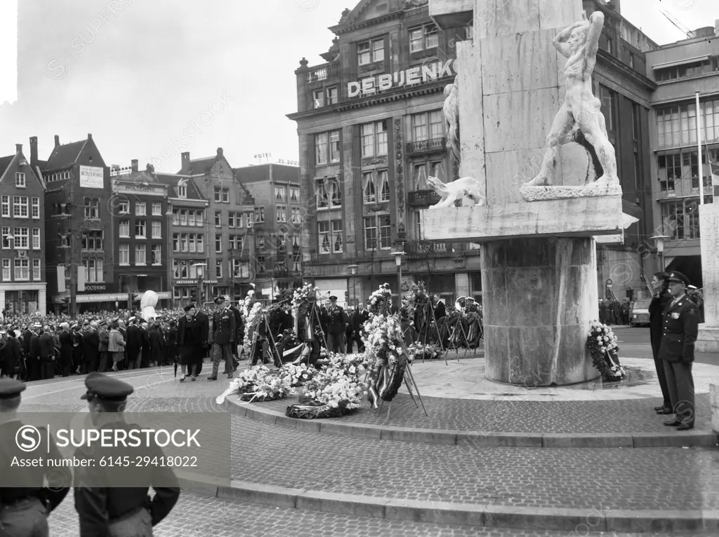 Anefo photo collection. Remembrance Day 1965. Flowers and wreaths at National Monument on Dam Square. May 4, 1965. Amsterdam, Noord-Holland