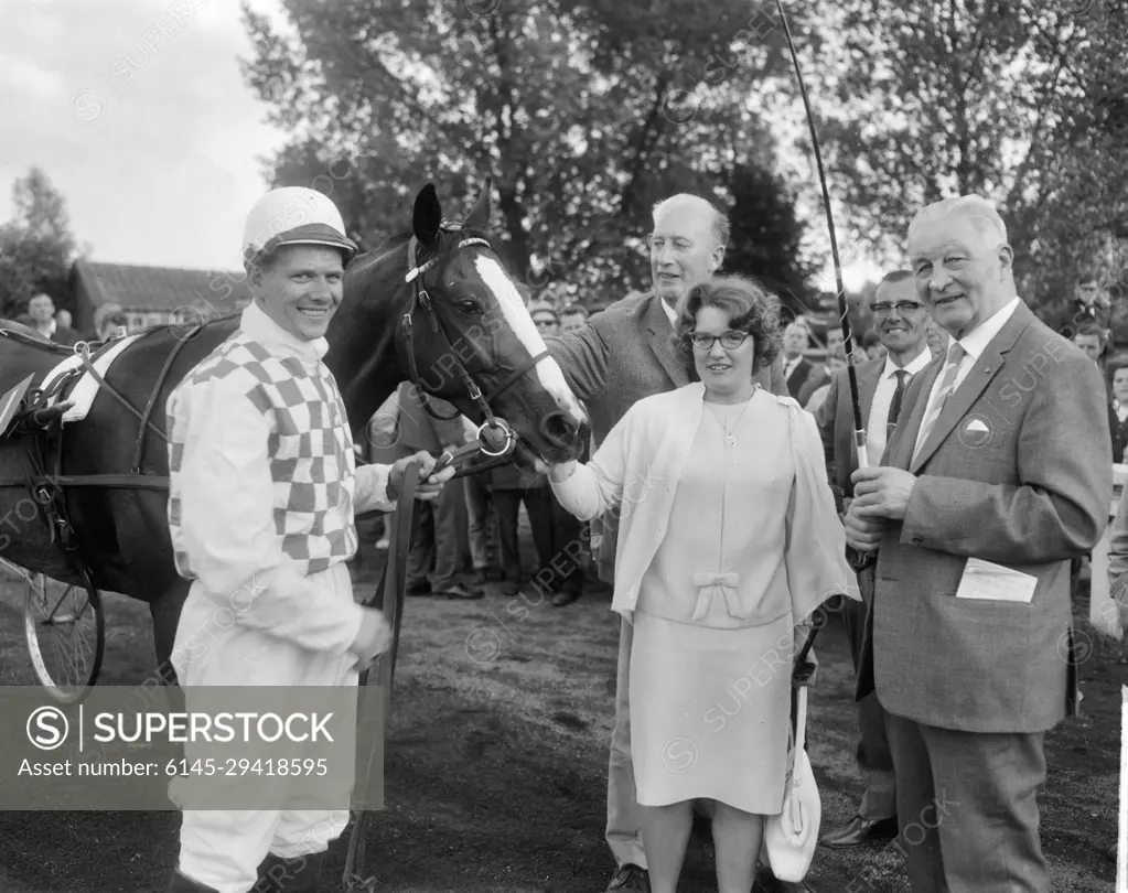 Anefo photo collection. Dravers on Mereveld, to Amateur Championship,  Winner H. J. Poots receives the silver whip from Chairman G. Joustra.  August 8, 1965 - SuperStock