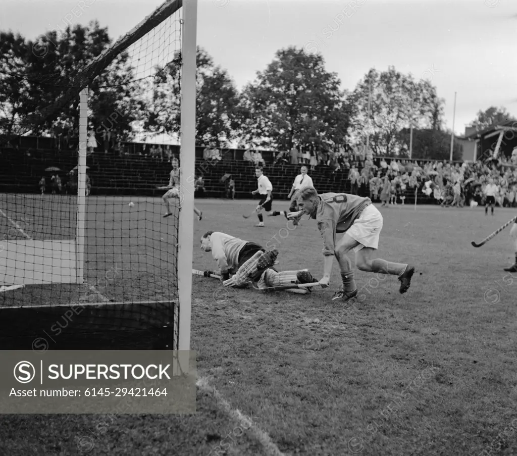 Anefo photo collection. Hockey Amsterdam against Olympics. Keeper Mulder (Amsterdam and to the right of Grinbergen (Olympics). September 30, 1956. Amsterdam, Noord-Holland