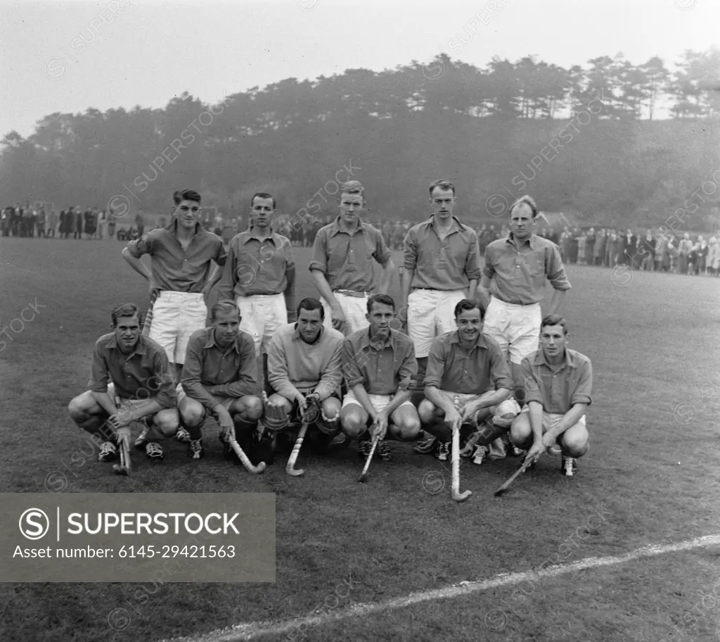 Anefo photo collection. Cups Dutch hockey team. Eleven Olympics. October 14, 1956