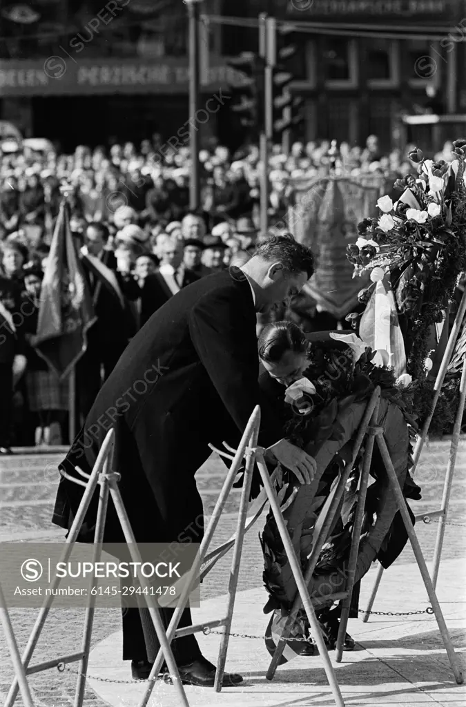 Anefo photo collection. Kranzegging on Dam Square, Remembrance Day. May 20, 1964. Amsterdam, Noord-Holland