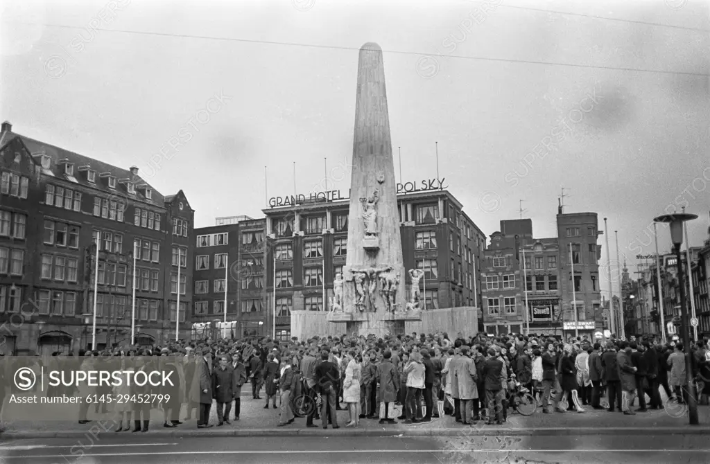 Anefo photo collection. Remembrance Day on Dam Square, many hundreds were present, 04-05-1967. May 4, 1967