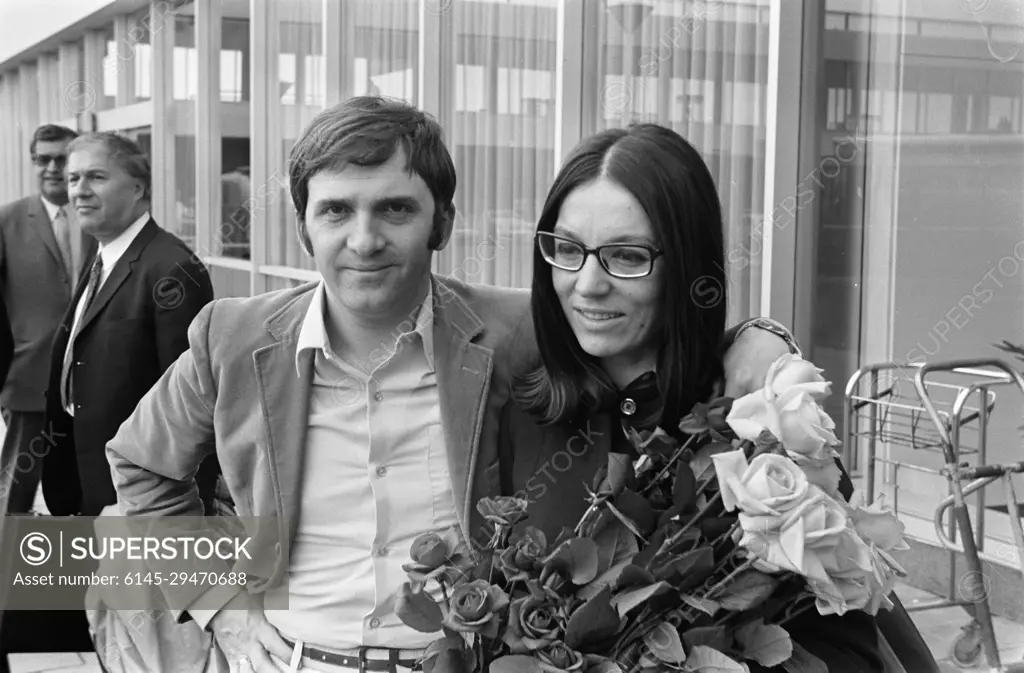 Anefo photo collection. Greek French singer Nana Mouskouri with husband George Petsilas at Schiphol Nana Mouskouri. May 30, 1969