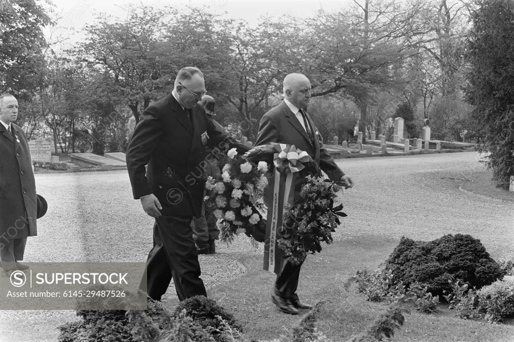 Anefo photo collection. Remembrance Day at the Eastern Cemetery in Amsterdam. Groups lay flowers at the 'Monument to the resistance fighters'. May 4, 1971. Amsterdam, Noord-Holland