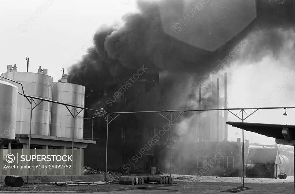 Anefo photo collection. Synthetic resin factory burned down in Schoonebeek. March 19, 1966. Drenthe, Schoonebeek