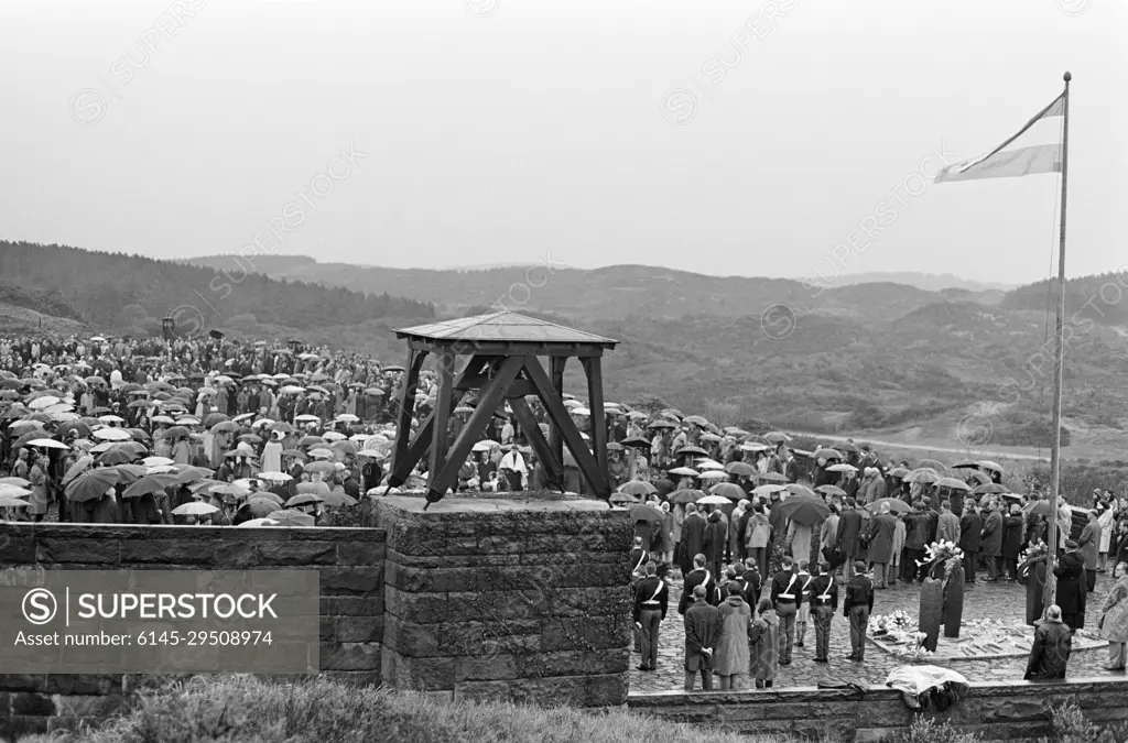 Anefo photo collection. Remembrance day at honorary cemetery in Overveen. May 4, 1966. Overveen