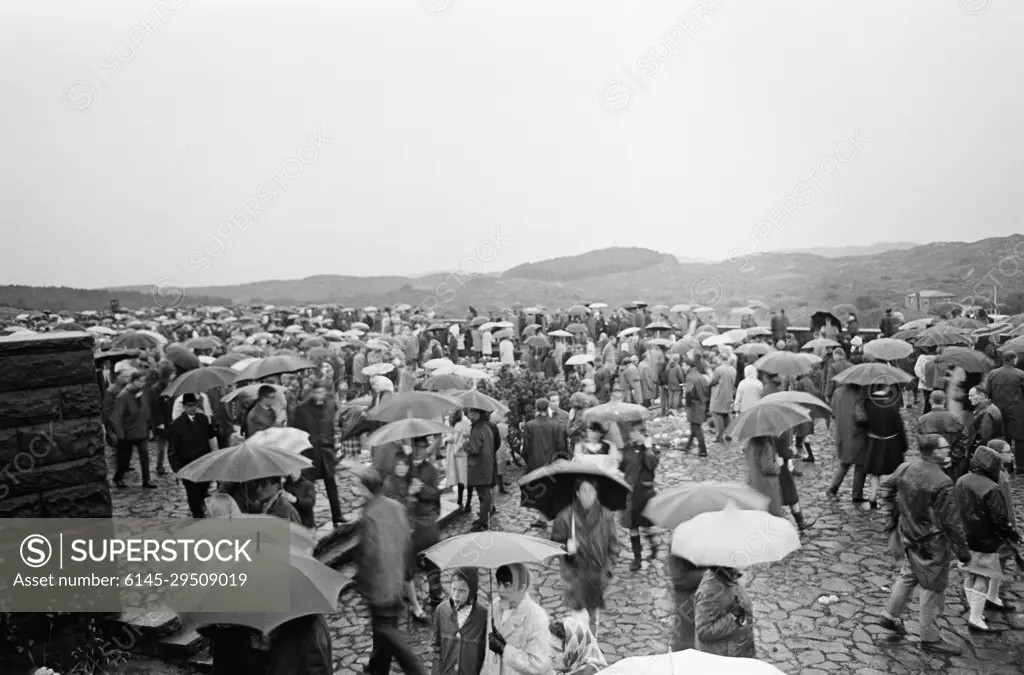 Anefo photo collection. Remembrance Day at honorary cemetery in Overveen, journey through the dunes. May 4, 1966. Overveen