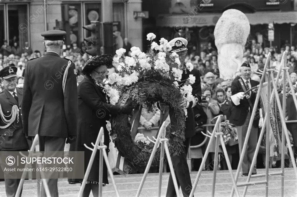 Anefo photo collection. Remembrance Day on Dam in Amsterdam; Queen Juliana and Prince Bernhard lay a wreath. May 4, 1976. Amsterdam, Noord-Holland