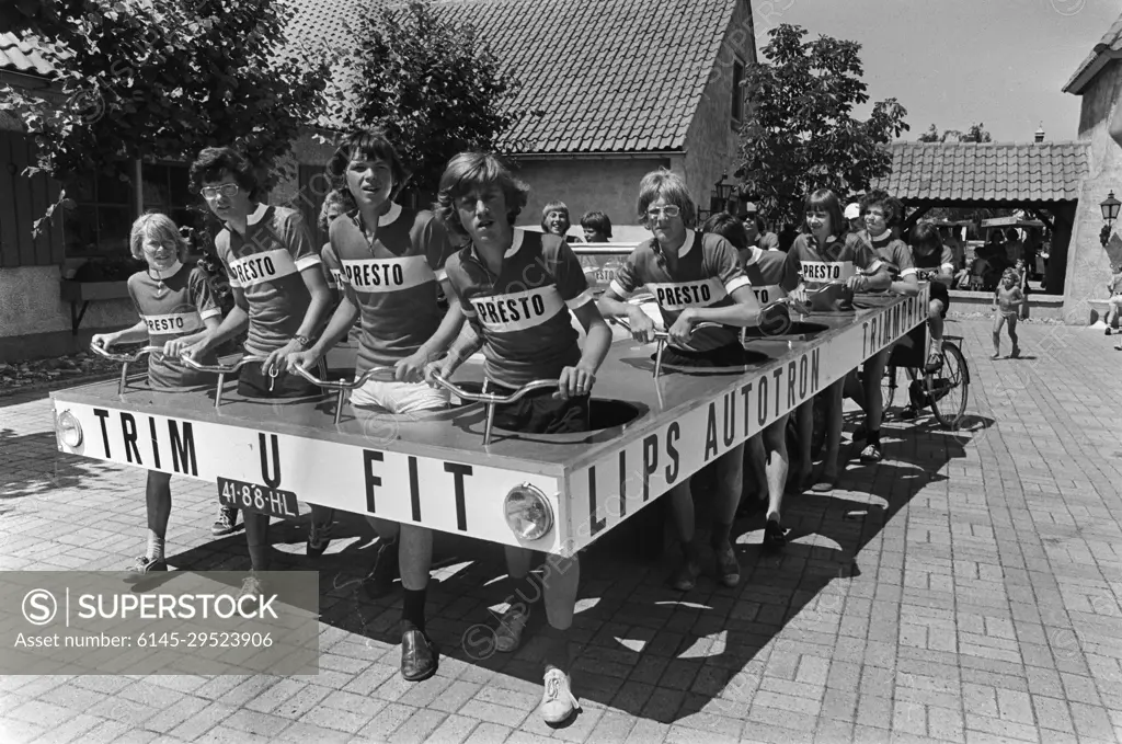 Anefo photo collection. "Wondermobiles" in car museum in Drunen, trim car to walk or cycle. July 2, 1976. Drunen