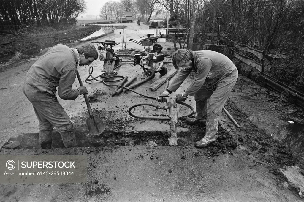 Anefo photo collection. Replacement of PVC water pipe tubes by copper tubes after finding poison in the drinking water in trousers in Waterland. January 28, 1981. Broek in Waterland, Noord-Holland