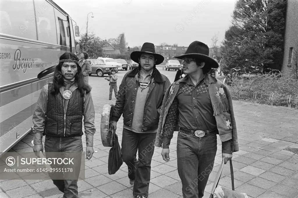 Anefo photo collection. About 200 Canadian Indians in the Netherlands on tourion to draw attention to the situation in their country. Indians on the way to their bus. November 9, 1981