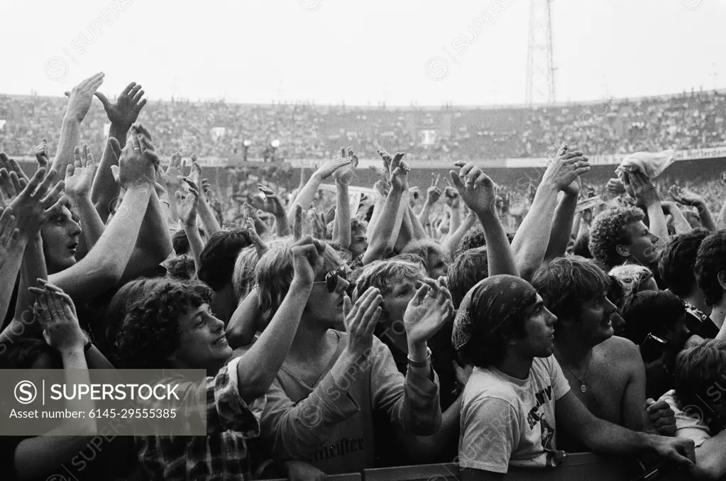 Anefo photo collection. Action rolling stones in the Feijenoord stadium, Rotterdam; Stones fans. 2 June 1982. Rotterdam, South Holland