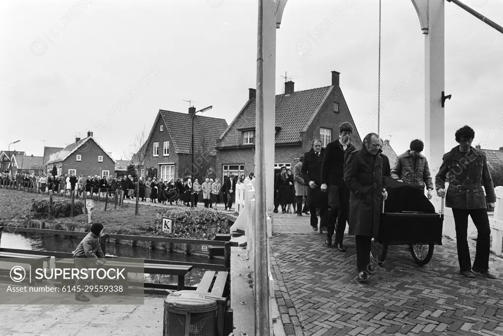 The Bridge, Marken