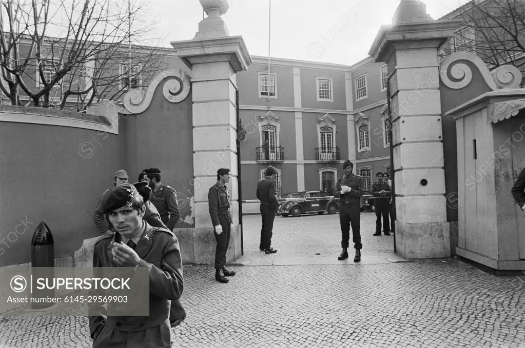 Anefo photo collection. Portugal, politics, street images etc.; Entrance building MFA soldiers. 11 February 1975. Portugal