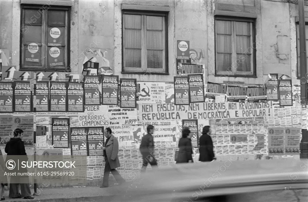 Anefo photo collection. Portugal, politics, street images etc.; Lights of political parties on the street with posters. 11 February 1975. Portugal