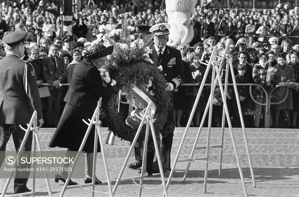 Anefo photo collection. Remembrance Day on Dam Square in Amsterdam. Queen Juliana and Prince Bernhard at the wreaths. May 4, 1975. Amsterdam, Noord-Holland