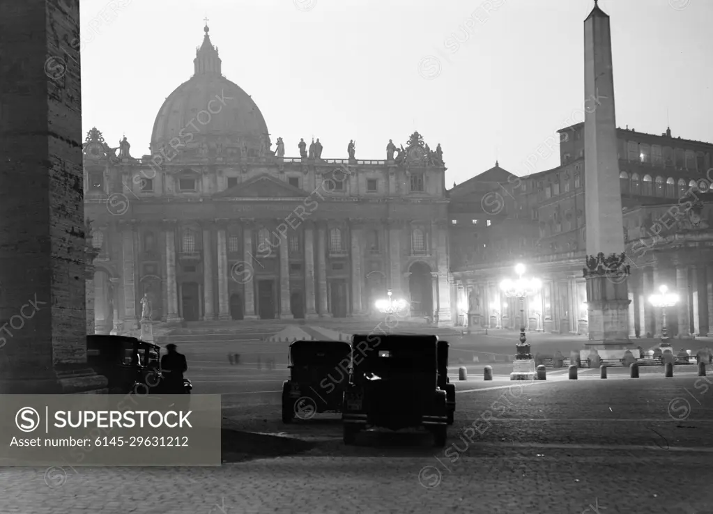 Poll photo collection. Rome: visit to the Vatican City. Cars on Sint-Pietersplein at sunset. December 1937. Italy, Rome, Sint-Pietersplein, Vatican City