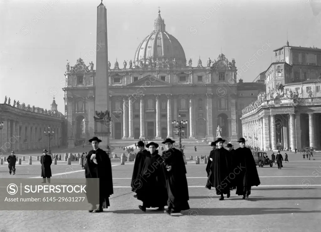 Poll photo collection. Rome: visit to the Vatican City. Group of clergymen on Sint-Pietersplein with the Sint-Pietersbasiliek and the Egyptian obelisk in the background. December 1937. Italy, Rome, Vatican City