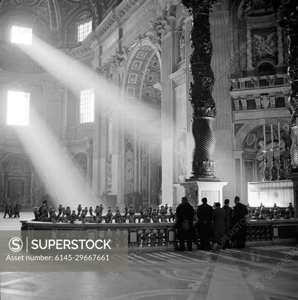 Poll photo collection. Rome: visit to the Vatican City. Saint Peter's Basilica APSIS with the Bonnepte Balustrade Balustrade in front Bernini's balustrade and balustrade. December 1937. Italy, Rome, Vatican City