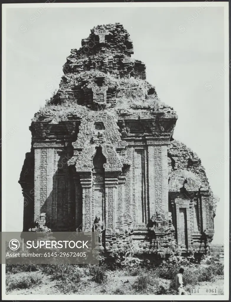 Photo collection Government information service. Temple in Vietnam. undated. Vietnam