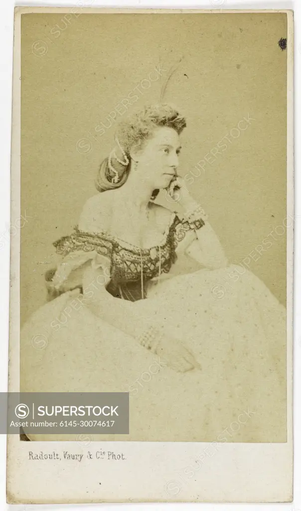 Portrait of Emilia (or Emilie) Marka, actress. Radoult, Vaury & Cie. Portrait of Emilia (or Emilie) Marka, actress. Business card (front). Draw on albuminum paper. 1860-1890.