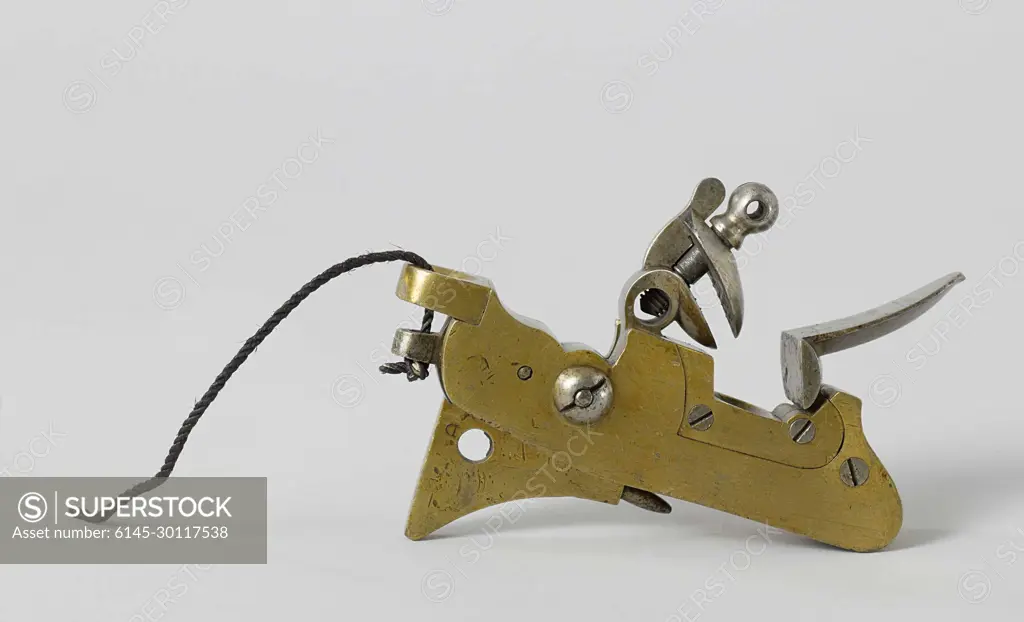 Gunlock (Flintlock) for a Carronade.Right cannon lock (flint lock) with brass house and iron lock mechanism, rooster and pandeschel. The slot is mounted with a pin in the lock support and a bolt through it. The pan has a hole that led the spark to the zundhole. The tractor has a retraction rope that is led upwards by a heavy ring.