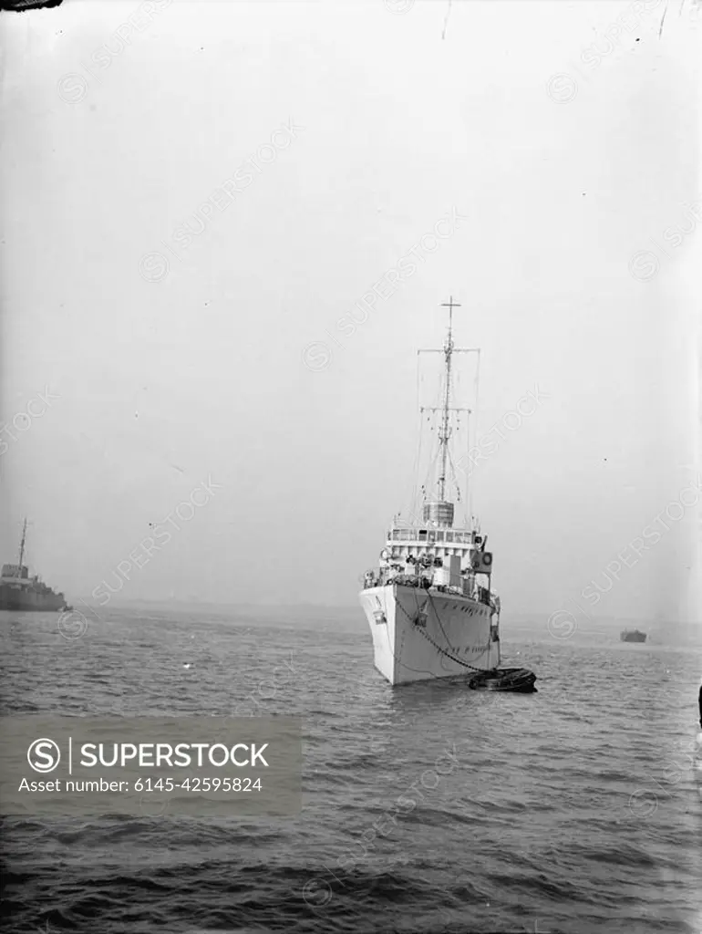 HMS Kittiwake, 14 December 1942, Naval Base, Harwich. HMS KITTIWAKE, bow view.