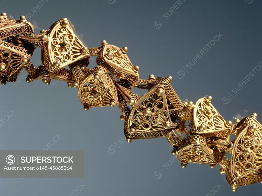 Chain of the King of Ternate. Chain of the king of Ternate, eighteen carat gold chain consisting of 105 identical Ajour processed hexaeder-shaped links from Filigrein. Each link is made up of three fan-shaped openwork surfaces with five button ornaments. Open-worked attachments in triangular form to the faint bent tops. The punctured tops are attached to each other.