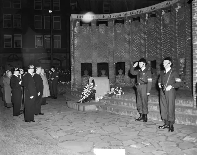 Anefo photo collection. Remembrance Day on May 4 at the National Monument on Dam Square. May 4, 1951. Amsterdam, Noord-Holland