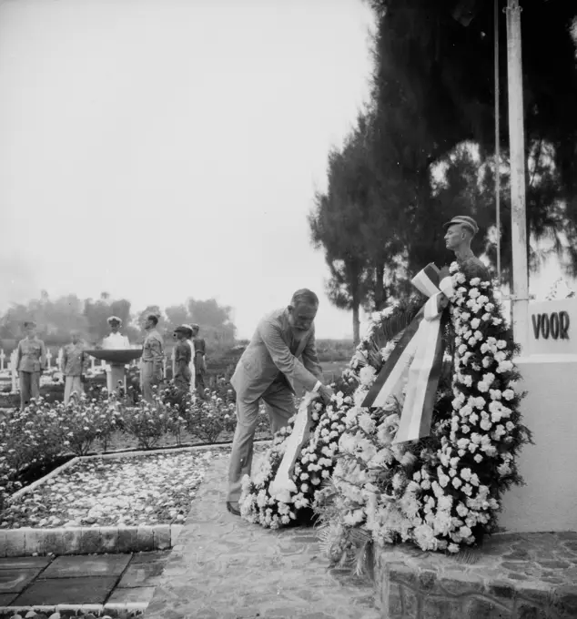 Photo collection Service for army contacts Indonesia. DLC Remembrance delivery worved Surabaya. Remembrance Day on Ereveld Kembang Koening C.O. Van der Plas, Recomba van East Java, lays a wreath. May 4, 1949. Indonesia, Dutch East Indies, Surabaya