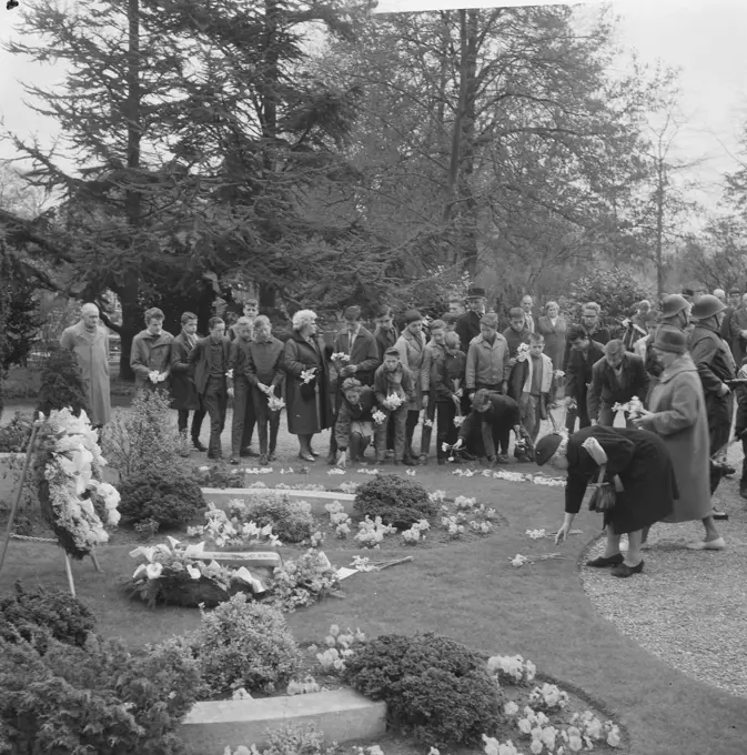 Anefo photo collection. Remembrance Day Eastern Cemetery. May 4, 1962