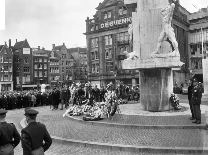 Anefo photo collection. Remembrance Day 1965. Flowers and wreaths at National Monument on Dam Square. May 4, 1965. Amsterdam, Noord-Holland