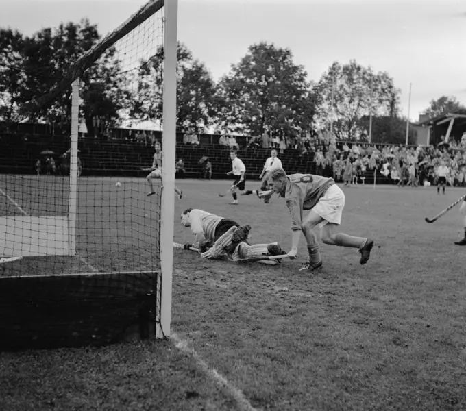 Anefo photo collection. Hockey Amsterdam against Olympics. Keeper Mulder (Amsterdam and to the right of Grinbergen (Olympics). September 30, 1956. Amsterdam, Noord-Holland