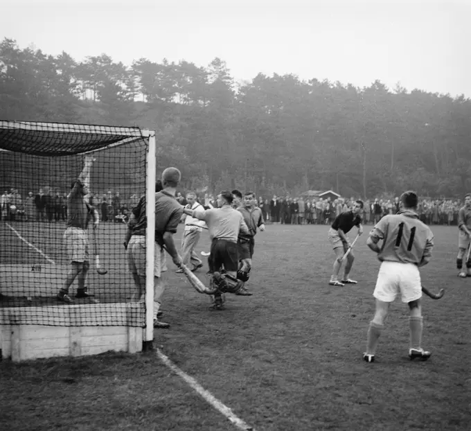 Anefo photo collection. Hockey HHYC against Olympics. First goal. October 14, 1956