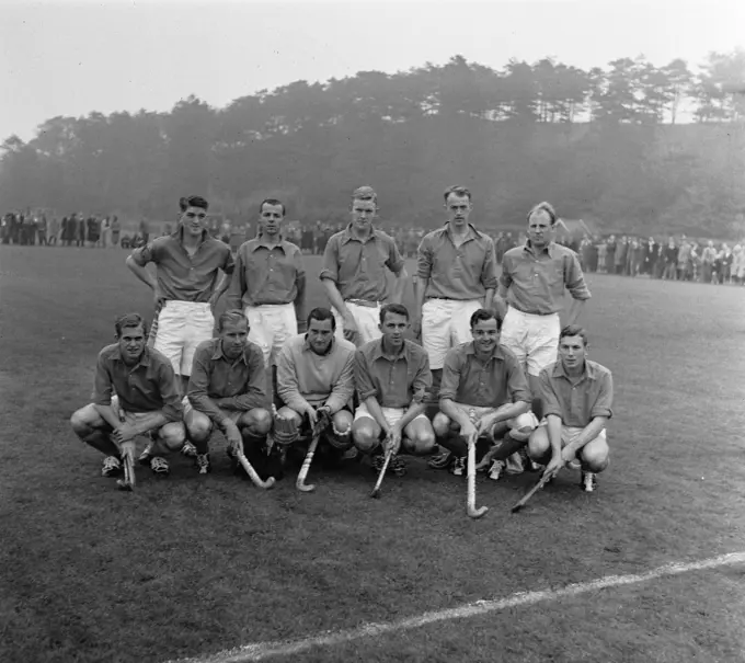 Anefo photo collection. Cups Dutch hockey team. Eleven Olympics. October 14, 1956