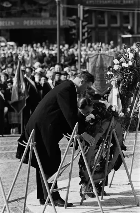 Anefo photo collection. Kranzegging on Dam Square, Remembrance Day. May 20, 1964. Amsterdam, Noord-Holland