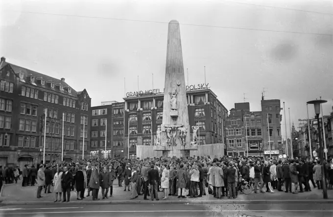 Anefo photo collection. Remembrance Day on Dam Square, many hundreds were present, 04-05-1967. May 4, 1967