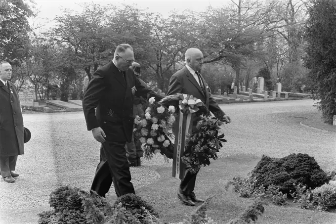 Anefo photo collection. Remembrance Day at the Eastern Cemetery in Amsterdam. Groups lay flowers at the 'Monument to the resistance fighters'. May 4, 1971. Amsterdam, Noord-Holland