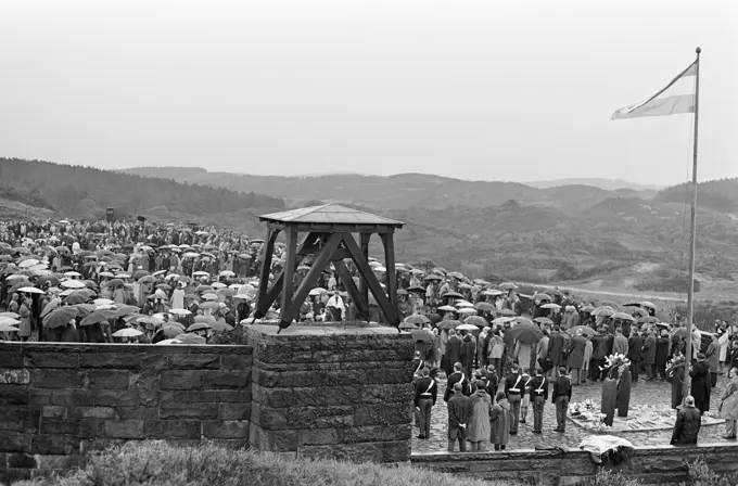 Anefo photo collection. Remembrance day at honorary cemetery in Overveen. May 4, 1966. Overveen