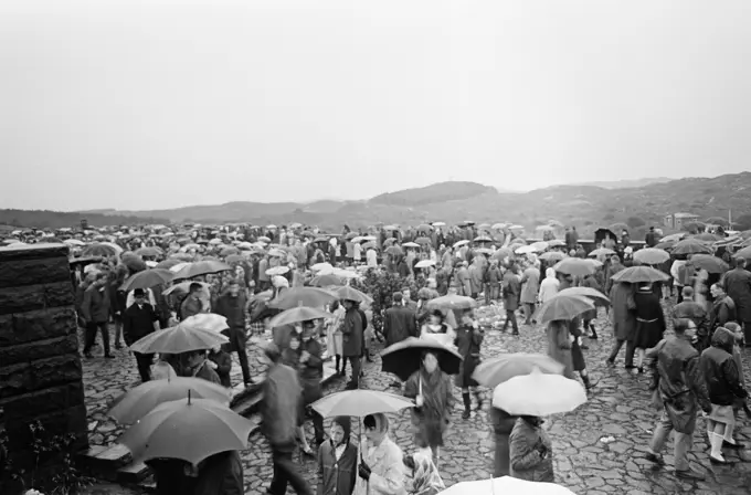 Anefo photo collection. Remembrance Day at honorary cemetery in Overveen, journey through the dunes. May 4, 1966. Overveen