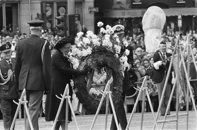 Anefo photo collection. Remembrance Day on Dam in Amsterdam; Queen Juliana and Prince Bernhard lay a wreath. May 4, 1976. Amsterdam, Noord-Holland